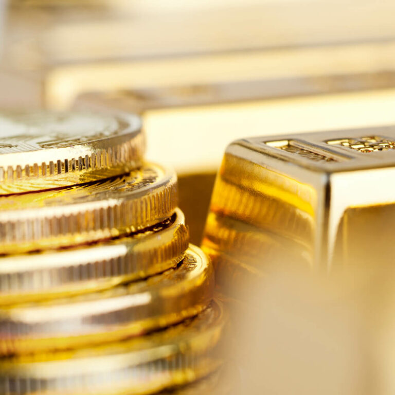 Glänzende Goldbarren und gestapelte Goldmünzen als Wertanlage bei Goldwerk in Berlin-Lankwitz, ideal für Investitionen in hochwertigen Schmuck.